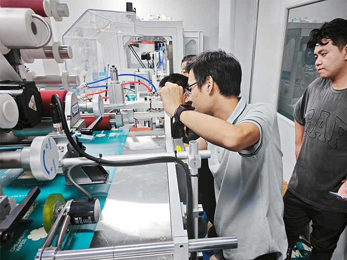 邢臺(tái)12道全自動(dòng)濕巾機(jī)現(xiàn)場培訓(xùn)