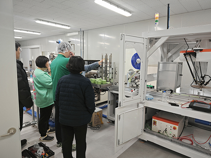 韓國濕巾粘蓋機(jī)現(xiàn)場